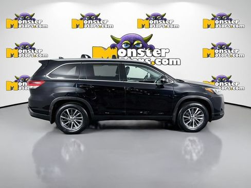 Used 2019 Toyota Highlander XLE AWD/4WD image 4