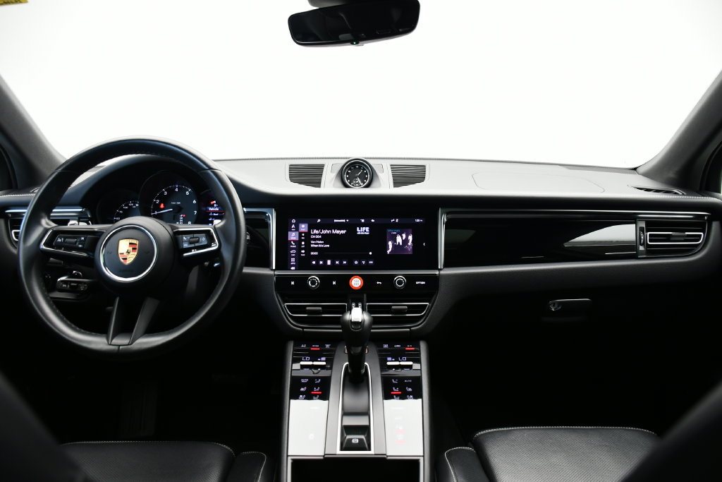 Certified 2024 Porsche Macan AWD/4WD image 20