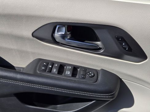 Used 2023 Chrysler Pacifica Touring-L FWD image 21