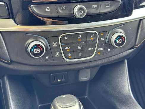 Used 2020 Chevrolet Traverse LT image 27