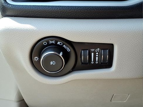 Used 2024 Chrysler Pacifica Touring-L FWD image 17