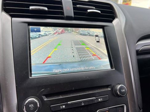 Used 2018 Ford Fusion SE w/ Fusion SE Technology Package image 14