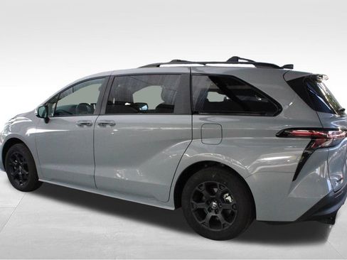 Certified 2025 Toyota Sienna XLE Woodland Edition AWD/4WD image 15