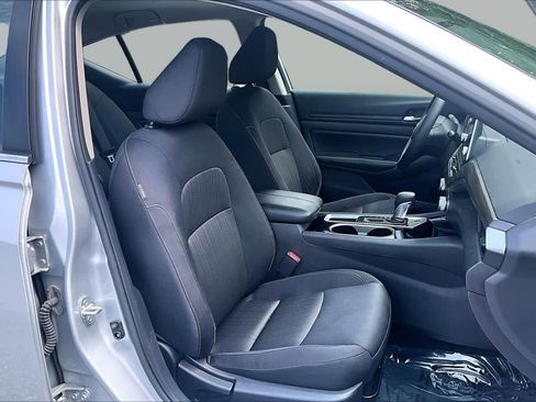 Used 2024 Nissan Altima 2.5 SV FWD image 9