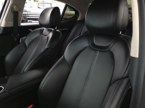 Used 2022 Genesis G70 2.0T image 9