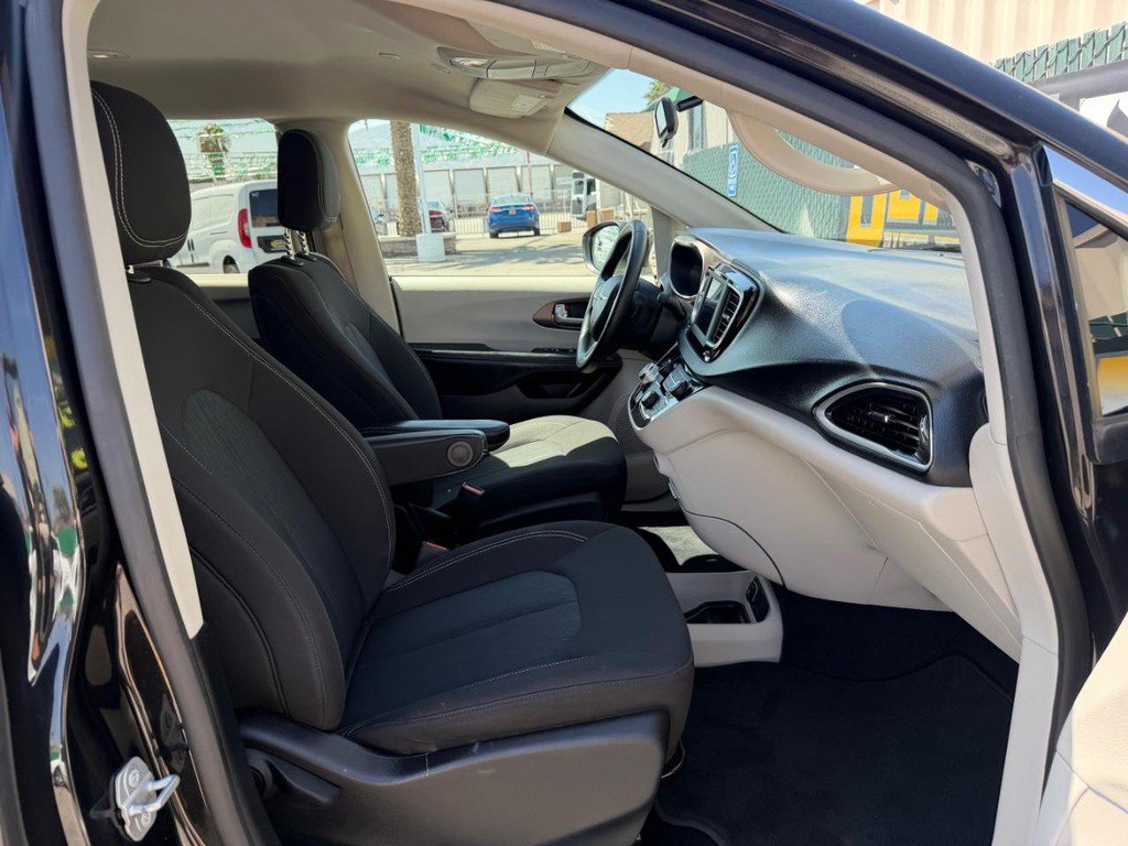 Used 2020 Chrysler Voyager LX FWD image 21