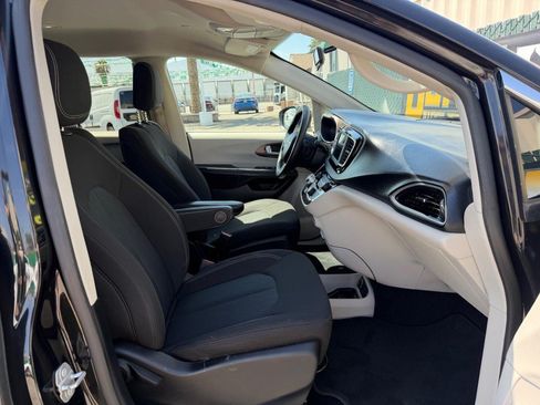 Used 2020 Chrysler Voyager LX FWD image 21