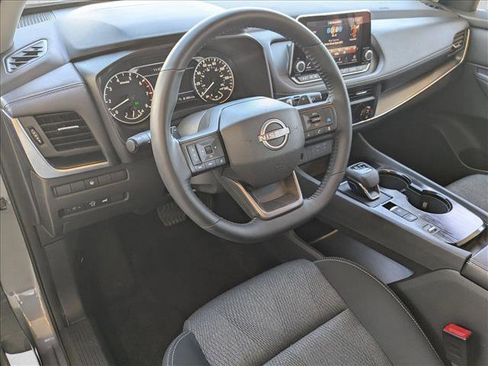 Used 2025 Nissan Rogue SV image 10