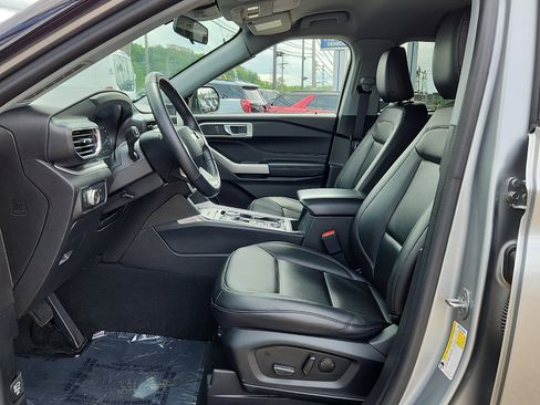 Used 2022 Ford Explorer XLT w/ Equipment Group 202A AWD/4WD image 14