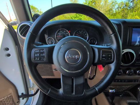 Used 2014 Jeep Wrangler Unlimited Sahara w/ Dual Top Group AWD/4WD image 20