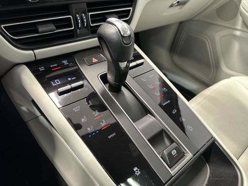 Certified 2023 Porsche Macan AWD/4WD image 31