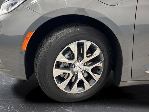 Used 2023 Chrysler Pacifica Pinnacle FWD image 44