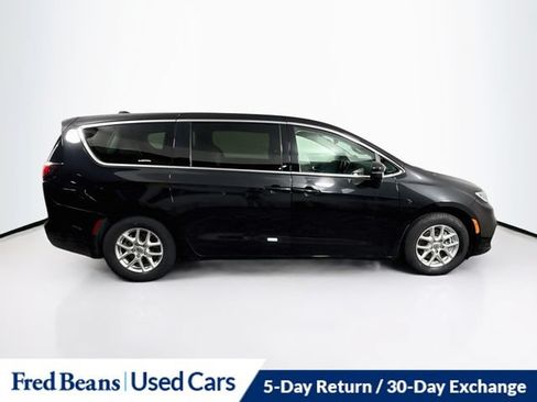 Used 2023 Chrysler Pacifica Touring-L FWD image 11
