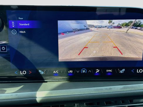 Used 2025 Chevrolet Traverse LT FWD image 33