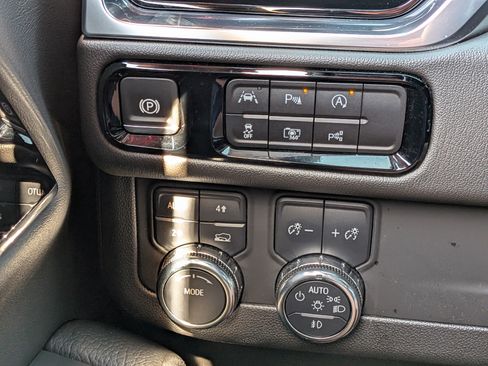 Used 2025 GMC Yukon Denali AWD/4WD image 21