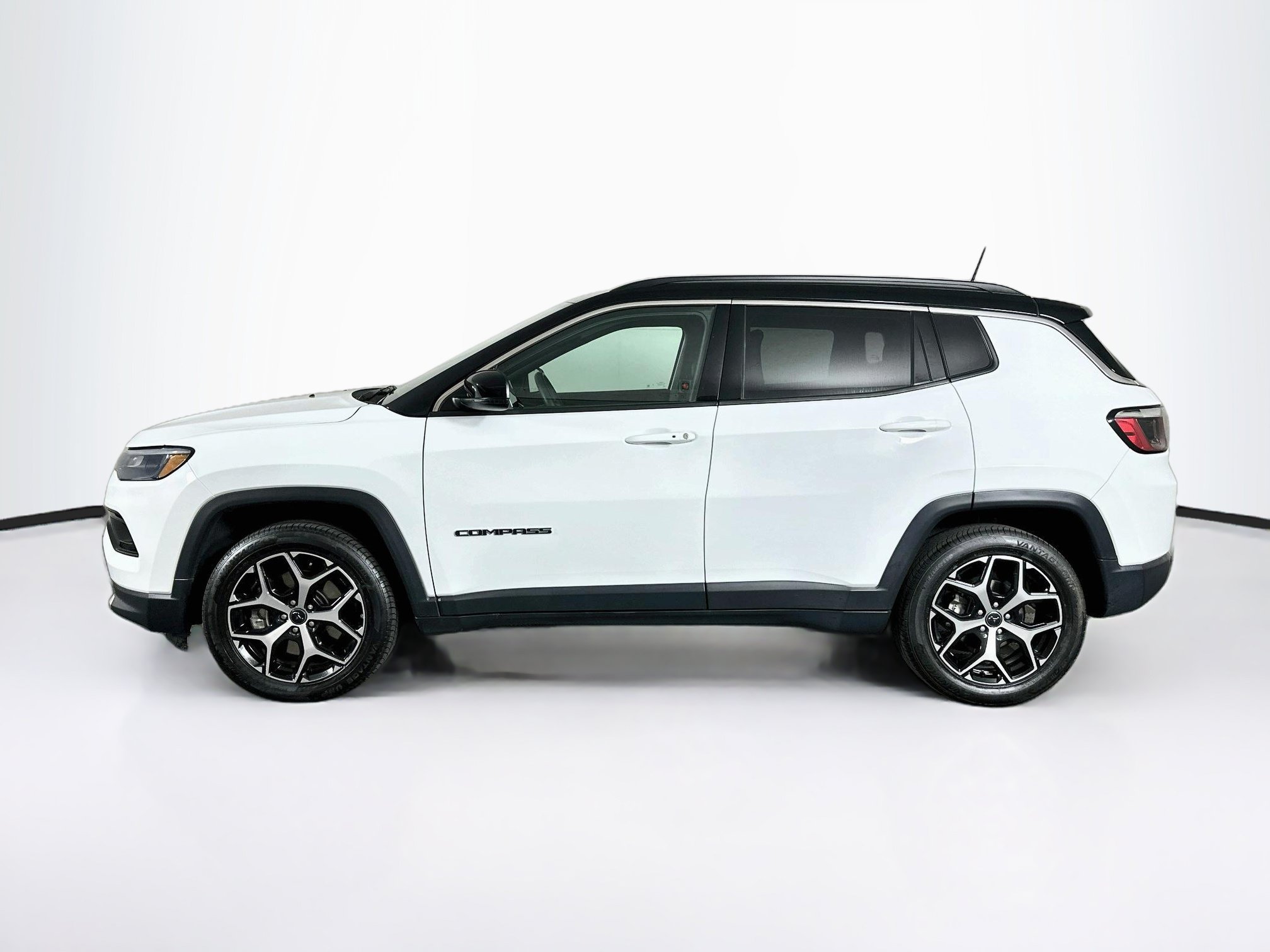 Used 2025 Jeep Compass Limited AWD/4WD image 4