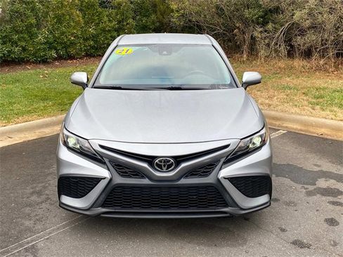 Used 2021 Toyota Camry SE image 2