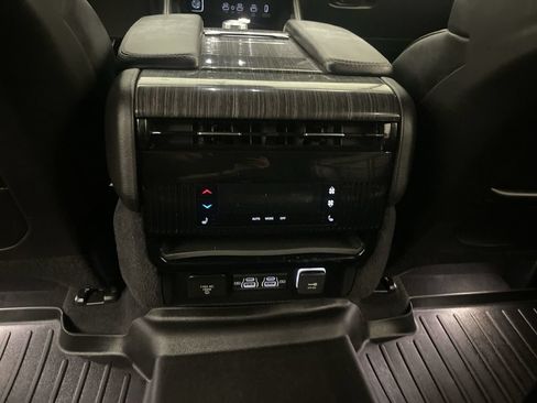 Used 2022 Jeep Wagoneer Series III w/ Rear Seat Entertainment Group AWD/4WD image 15