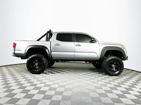 Used 2016 Toyota Tacoma TRD Sport image 9