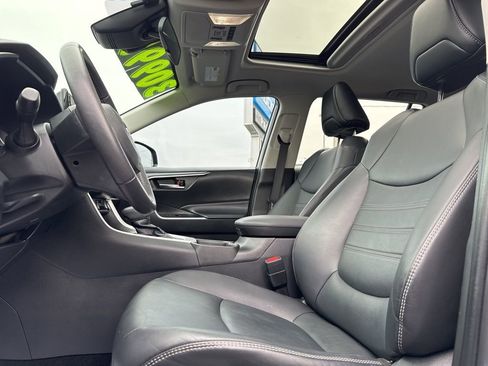 Used 2022 Toyota RAV4 XLE Premium image 17