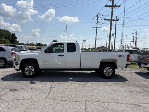 Used 2011 Chevrolet Silverado 2500 LT w/ Interior Plus Package AWD/4WD image 2