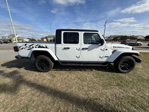 Used 2023 Jeep Gladiator Sport image 8