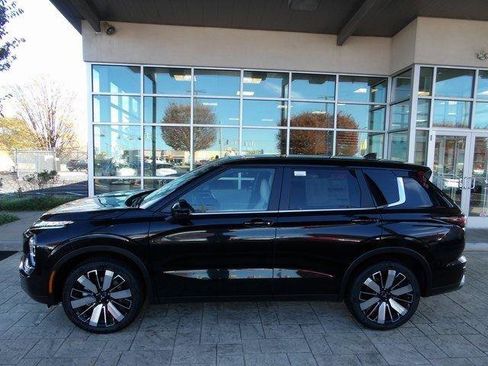 New 2025 Mitsubishi Outlander SE image 4