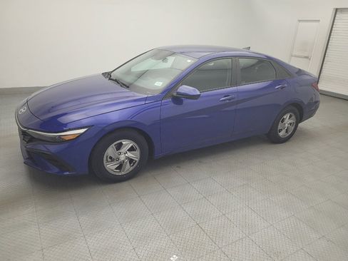 Used 2024 Hyundai Elantra SE FWD image 2