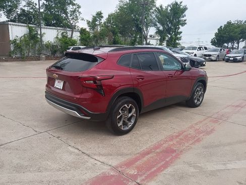 Used 2025 Chevrolet Trax LT w/ LT Convenience Package FWD image 7