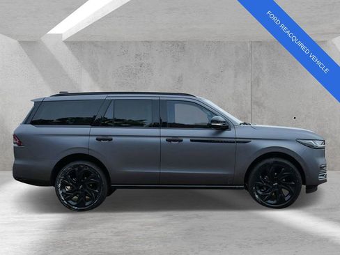 Used 2025 Lincoln Navigator Reserve AWD/4WD image 2