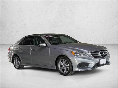 Used 2014 Mercedes-Benz E 250 BlueTEC Sedan image 3