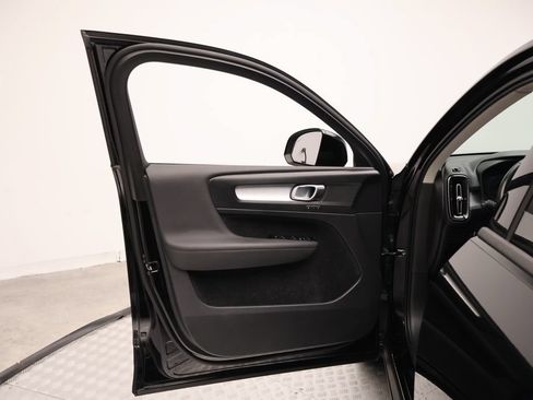 Used 2021 Volvo XC40 T4 Momentum w/ Premium Package FWD image 16