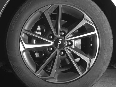 Used 2024 Kia Forte LXS image 17