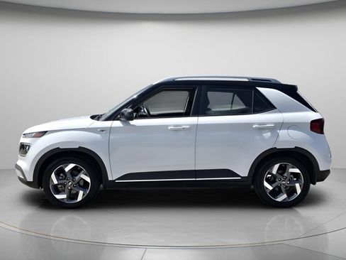 Certified 2025 Hyundai Venue Limited FWD image 3