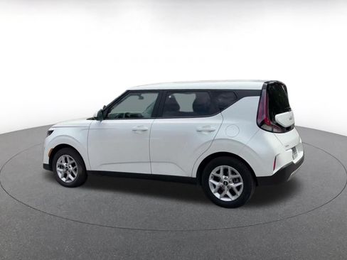 Used 2025 Kia Soul LX w/ LX Technology Package FWD image 10