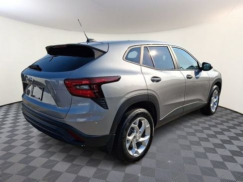 Used 2024 Chevrolet Trax LS w/ LS Convenience Package FWD image 6