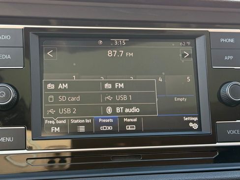 Used 2021 Volkswagen Jetta SE w/ SE Cold Weather Package image 11