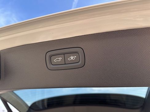 Certified 2025 Volvo XC90 B6 Plus image 37