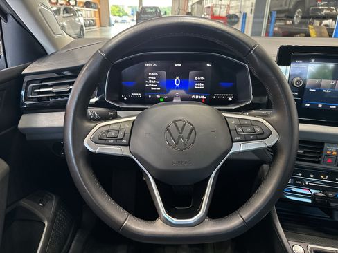 Used 2025 Volkswagen Jetta SE FWD image 19