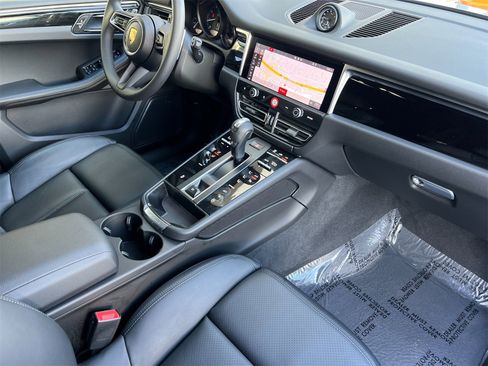 Used 2025 Porsche Macan image 18