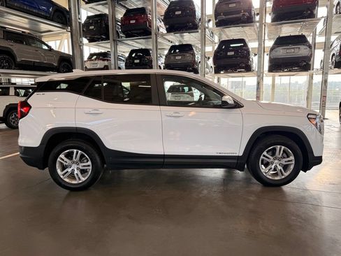 Used 2023 GMC Terrain SLE FWD image 2