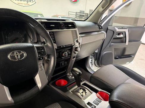 Used 2020 Toyota 4Runner SR5 AWD/4WD image 29