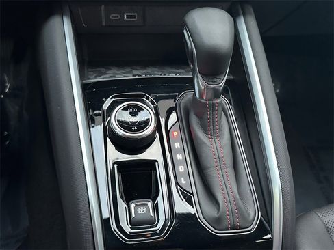 Used 2024 Chevrolet Colorado Z71 w/ Z71 Convenience Package 2 image 30