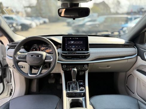 Used 2024 Jeep Compass Latitude image 7