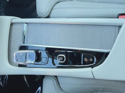 Certified 2024 Volvo XC90 B6 Ultimate w/ Protection Package Premier image 23