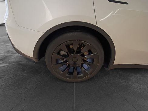 Used 2023 Tesla Model Y Long Range AWD/4WD image 1
