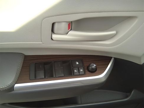 Used 2023 Toyota Sienna LE image 11