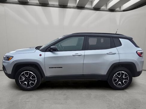 Used 2025 Jeep Compass Trailhawk image 2