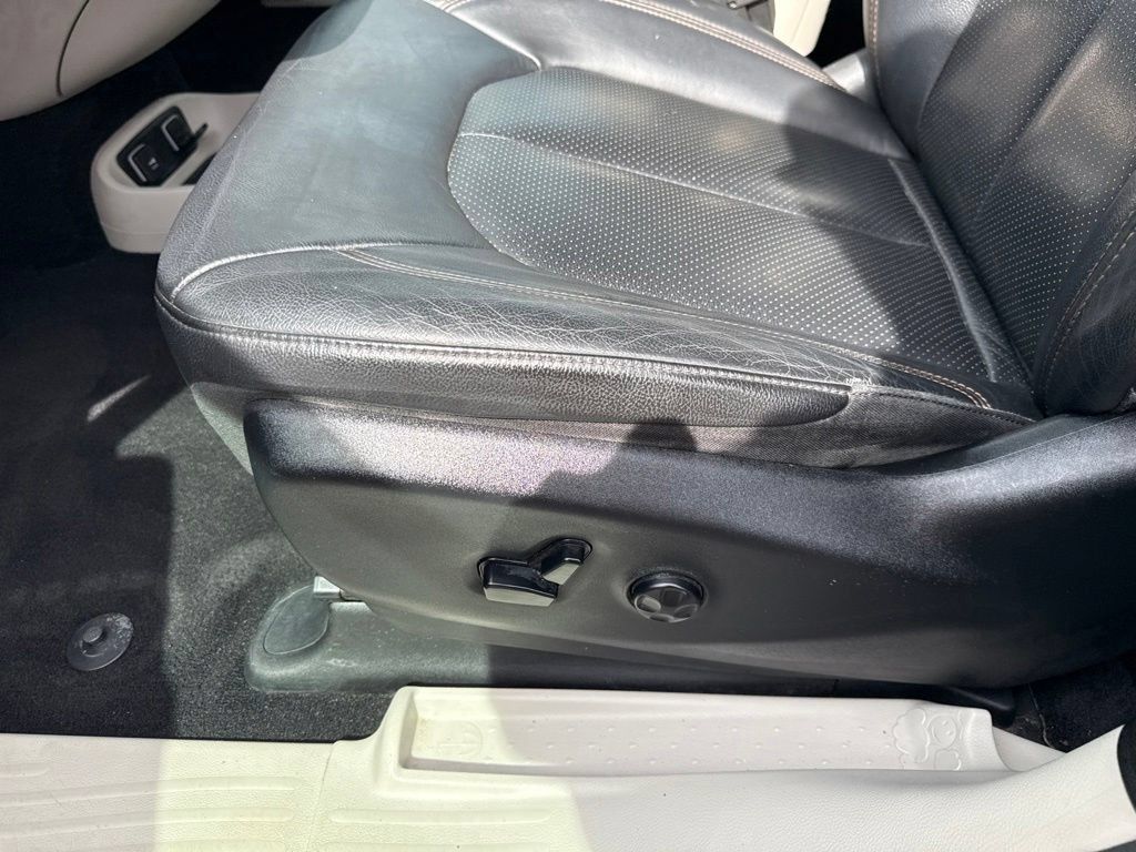 Used 2019 Chrysler Pacifica Touring-L FWD image 17