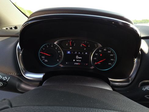 Used 2023 Chevrolet Traverse LT FWD image 9